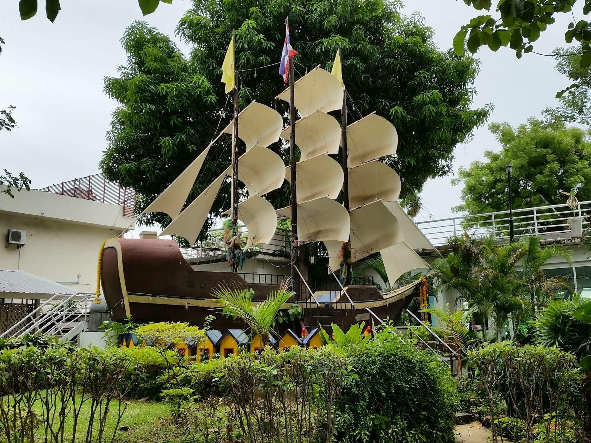 Nautical Inn Патая Екстериор снимка